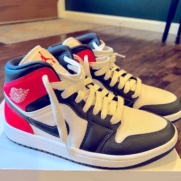 Wmns Air Jordan 1 Mid SE 'Newsprint' - Picture 3 of 5